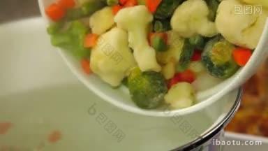 将蔬菜倒入锅中加入沸水